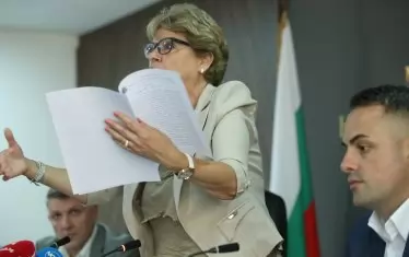 Министър Комитова извади серия разкрития за скандални нарушения в пътното строителство. Но направи и доста спорни назначения