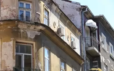 От фасадата на сградата пада мазилка, която застрашава живота и здравето на пешеходците
