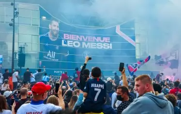 Френетичната обстановка на "Парк де Пренс" при представянето на Меси означава само едно - привържениците имат своя нов идол.