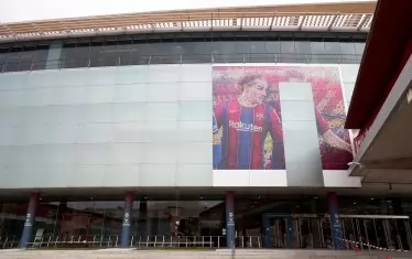 В контраст с еуфорията в Париж на ст. "Камп Ноу" в Барселона" зейна огромно бяло петно, след като бе свален поставеният там постер на Меси.