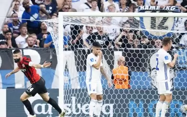  Капитанът на "Локомотив" Димитър Илиев (вляво) току що е вкарал първия гол за тима си на стадион "Паркен".