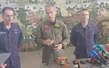 Командирът на авиобазата в Граф Игнатиево и двама военни инженери нагледно показаха какво представлява черната кутия на МиГ-29, която всъщност е оранжева на цвят.