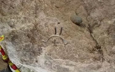 Уникален тракийски петроглиф - рисунка, изсечена в скалата. Открита е в Глухите камъни от арх. Нехризов и по негови думи изобразява ладия, която пренася слънцето.