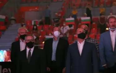 Президентът Румен Радев (третият от дясно на ляво) слуша химна, заобиколен от кмета на Пловдив Здравко Димитров (вдясно), спортния министър Андрей Кузманов (вторият от ляво на дясно), шефът на волейболната ни федерация Любомир Ганев (вляво) и др.