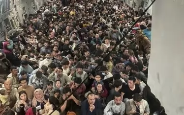  Потресаващият кадър, който обиколи света - 604 бежанци от Афганистан, се  качиха в американски военнотранспортен самолет, който побира 104 души. Бяха откарани в Катар. 