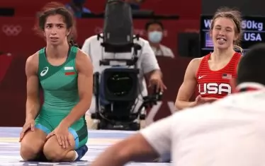 Миглена Селишка е разочарована, а Сара Ан Хилдебранд е щастлива след преждевременния край на схватката от 1/4-финалите в кат. до 50 кг на женската борба.
