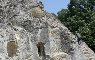 Над изсечената в скалата гробница скални стълбища водят към върха в местността Глухите камъни, където траките са издълбали басейн за събиране на дъждовна вода.