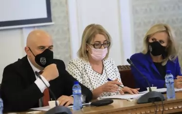  Гешев беше в парламента заедно със заместничките си Красимира Филипова и Даниела Машева (в средата) и с говорителката си Сийка Милева (вдясно).