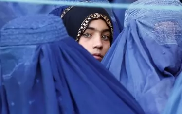  След връщането на талибаните на власт афганистанките бързо се покриха с бурки, за да избегнат неприятности.