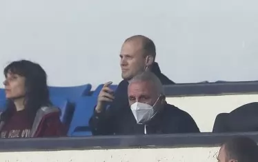 Христо Стоичков е с предпазна маска в ложите на ст. "Васил Левски" и наблюдава мача.