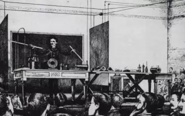 Тесла демонстрира принципите на радиовръзката (1891).