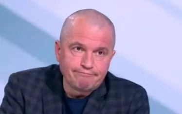 Тошко Йорданов е с нова прическа. Той обясни, че обръсването на главата му било символно, но не уточни какво точно. Седмица след свалянето на „Хъшове” от ефира на БНТ на 19 февруари 1998 г. в знак на протест Слави Трифонов, Любен Дилов и всички сценаристи на "Хъшове" се подстригаха публично нула номер.