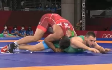 Кирил Милов е поставен в партер заради пасивност в 1/4-финалната схватка с Мохамадади Сарави - позиция, от която иранецът го пренесе за 2 точки.