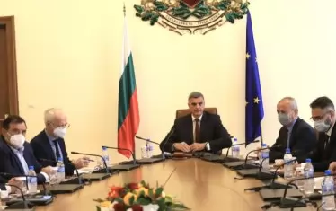Бизнесът поиска премиерът Янев да уволни енергийния си министър