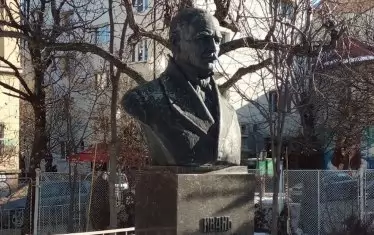 Паметникът на Иван Денкоглу в двора на 127-о СУ в столицата.