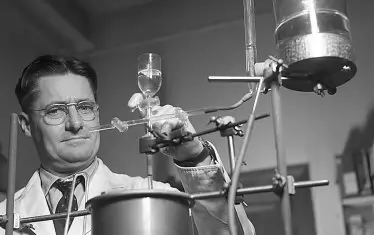 Хауърд Флори в лабораторията си.