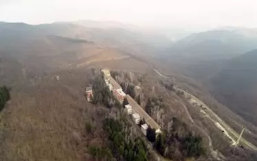 Изоставената болнична база е нещо наистина огромно - към основната сграда има градини, спортни съоръжения и т.н.