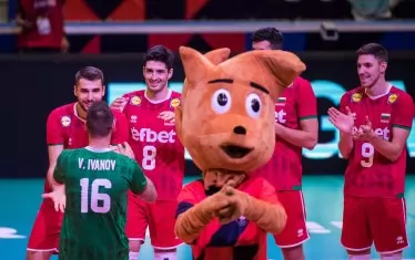 Талисманът на Евроволей `21 аплодира българските национали при представянето на стартовите състави.