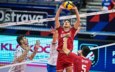 Разпределителят Георги Сеганов подготвя атака през центъра за Светослав Гоцев (№5).