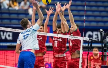 Троен български блок, изграден от Георги Сеганов, Алекс Грозданов и Мартин Атанасов (отляво надясно), опитва да спре атака на беларусина Радзивон Мискевич (№17).