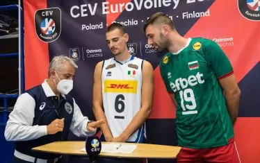 Капитаните на Италия и България Симоне Джанели и Цветан Соколов проследяват с интерес жребия, теглен от съдията Милан Райкович преди началото на мача.