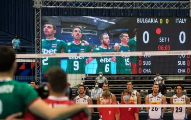 Българските волейболисти слушат и пеят "Мила родино" по време на изпълнението на химните в зала "Остравар Арена".