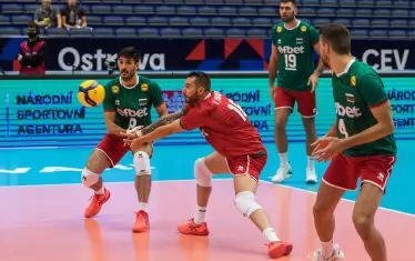 Либерото Владислав Иванов (в червен екип) посреща топката пред погледа на Тодор Скримов (№8), Цветан Соколов (№19) и Мартин Атанасов (№4).