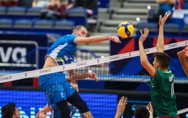 Централният блокировач Алекс Грозданов (вдясно) е оставен сам срещу колегата си в тима на Словения Ален Пайенк.