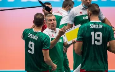 Селекционерът Силвано Пранди се опитва да промени нещо в играта на българския отбор по време на поредното спешно поискано прекъсване.