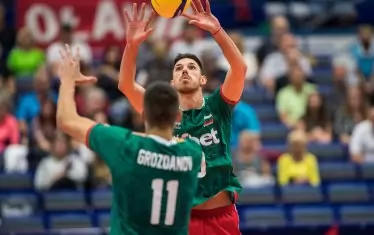 Разпределителят Георги Сеганов насочва топката към центъра Алекс Грозданов (№11).