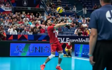 Тодор Скримов спасява топката далеч извън полето, задържайки "лъвовете" в разиграването. Посрещачът задържа тима ни и в мача със страхотна серия на сервис в края на четвъртия гейм.