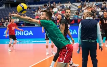 Мартин Атанасов е догонил отчайваща топка край полето на Гермения.