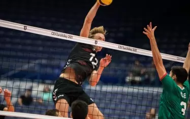 Николай Колев (вдясно) е закъснял в опита си да попречи на Антон Бреме да забие топката в полето ни.