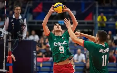 Българският разпределител Георги Сеганов (№9) вдига топката към центъра Алекс Грозданов (№11).