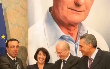 Септември 2006 г. Иван Костов, Петър Стоянов и двойката Беронов - Николова демонстрират единство под кандидатпрезидентски плакат в един предварително ясен мач.