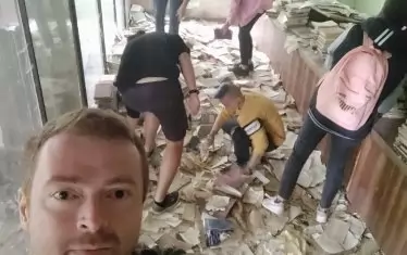 Няколко пъти през последния месец доброволци почистваха болницата.