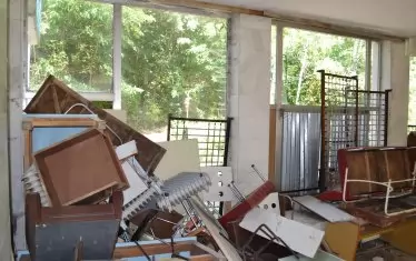 Кадър, който показва само малка част от разрухата в изоставения диспансер.