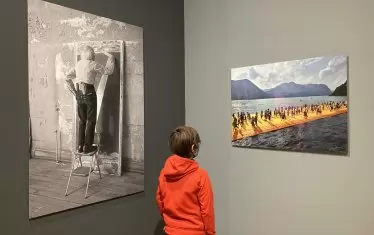 Млад посетител между „Кристо рисува“ и „Плаващите кейове“ в Софийската градска галерия.