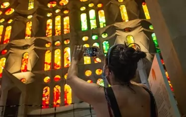 Туристка снима чудните витражи на "Саграда Фамилия".