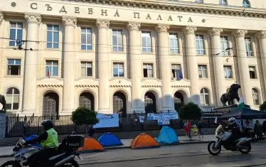  Палатков протестен лагер пред Съдебната палата. Съдебната реформа не стигна доникъде въпреки мощните протести. 