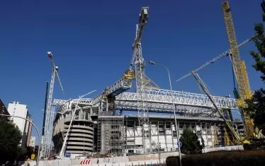 След дълга реконструкция стадион "Станяго Бернабеу" отново посреща футболни фенове.