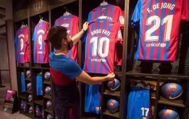 В магазина на стадион "Камп Ноу" вече може да бъдат закупени фланелки на новия №10 на "Барселона" - Ансу Фати.