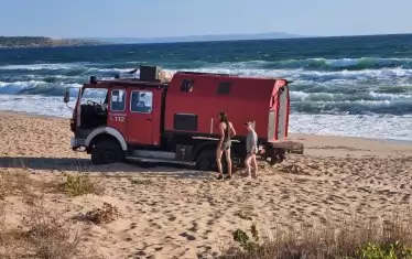 Чужденците се чудят как да измъкнат кемпера си от пясъците.