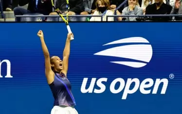 Лейла Фернандес е вдигнала победоносно ръце след обрата си срещу шампионката Наоми Осака.