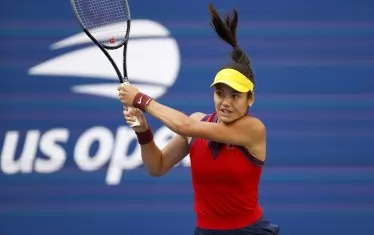 18-годишната Ема Радукану изпълнява удар от бекхенд в мача срещу Шелби Роджърс от 1/8-финалите на US Open.