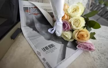 От сутринта почитатели оставяха цветя и възпоменания пред дома му в Париж.