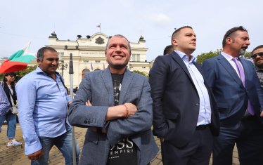 Колко сценаристи трябват за един скандал в НС?