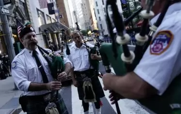 Оркестърът на Нюйоркската противопожарна служба. Нюйоркските пожарникари бяха героите на спасителните операции след атентатите и сами дадоха много жертви.