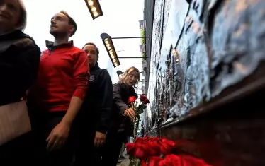 Хиляди оставят цветя на мемориала, който почита жертвите на атентатите в Световния търговски център.