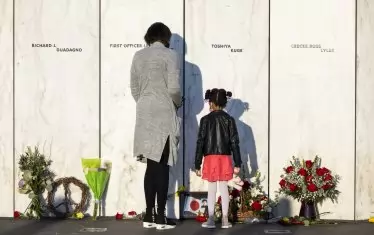 Мемориалът в Шанксвил, Пенсилвания, където се разби самолетът от полет 93. Смята се, че в него пътниците са се опитали да си върнат контрола над самолета от четиримата атентатори, като успяват да го отклонят далеч от населени места. При разбиването на самолета загиват 40 души пътници и екипаж.